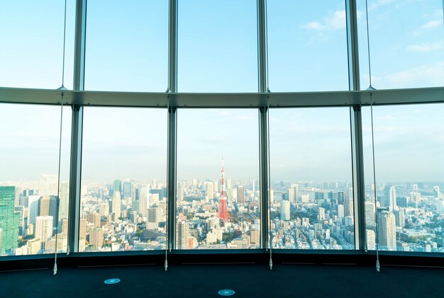 janela de construção com o fundo da Torre de Tóquio
