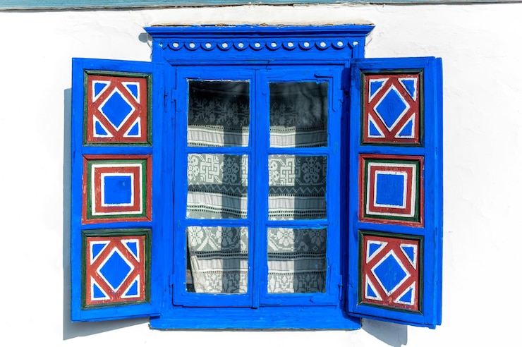 Foto grátis janela de um antigo edifício residencial no village museum em bucareste romênia