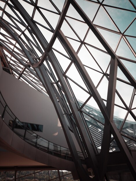 Janela de vidro com moldura de metal cinza em prédio