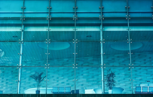 Foto grátis janelas de um edifício de escritórios contemporâneo