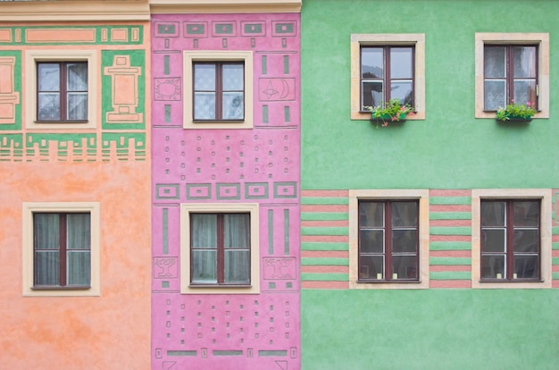 Foto grátis janelas em cores edifícios