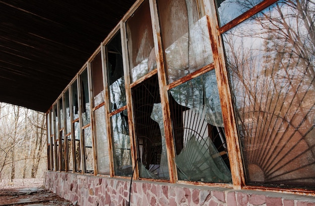 Janelas quebradas no quadro enferrujado no desastre de Chernobyl, Ucrânia