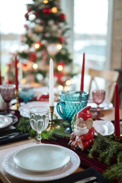 Foto grátis jantar festivo com decoração de natal