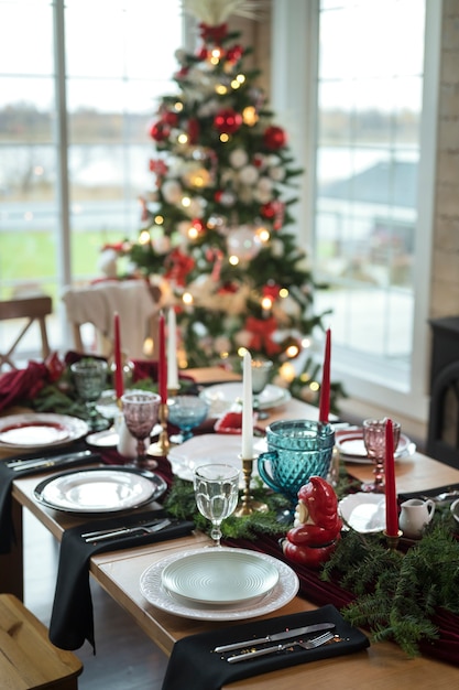 Jantar festivo com decoração de natal