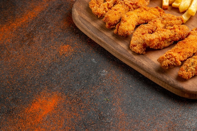 Foto grátis jantar saboroso com frango frito crocante e batatas