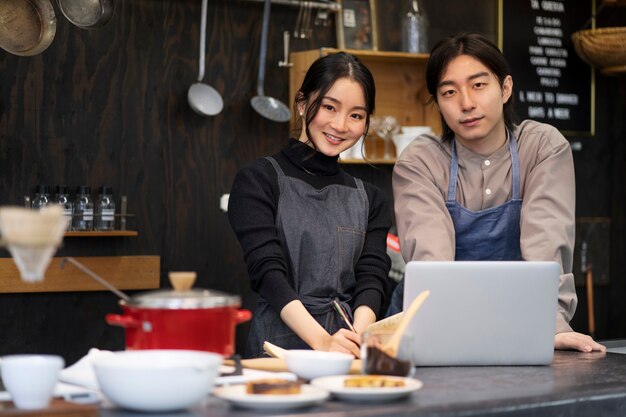 Japonês homem e mulher posando em um restaurante