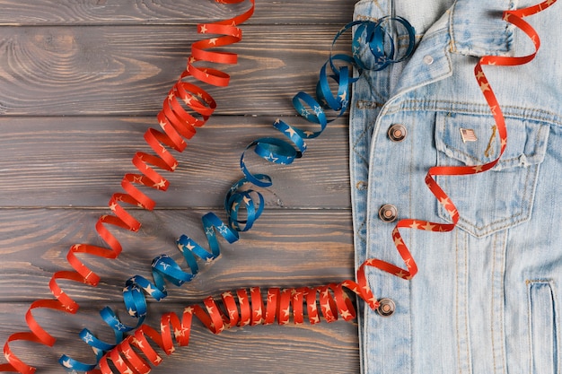 Foto grátis jaqueta jeans e fitas na mesa