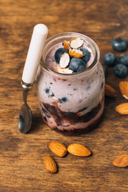 Jar com smoothie de mirtilo e amêndoas