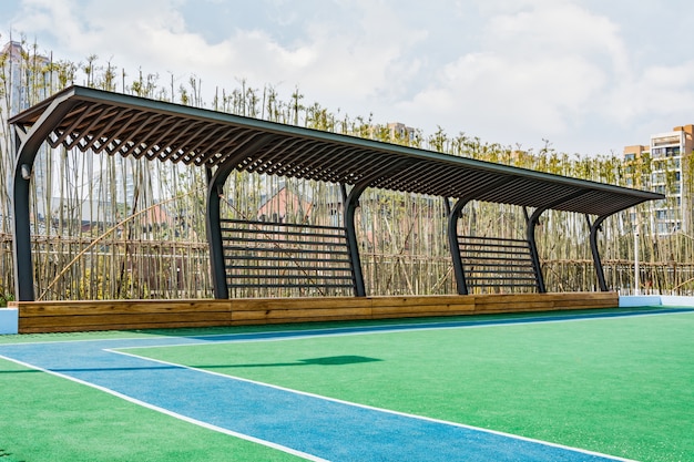 Foto grátis jardim com banco de madeira