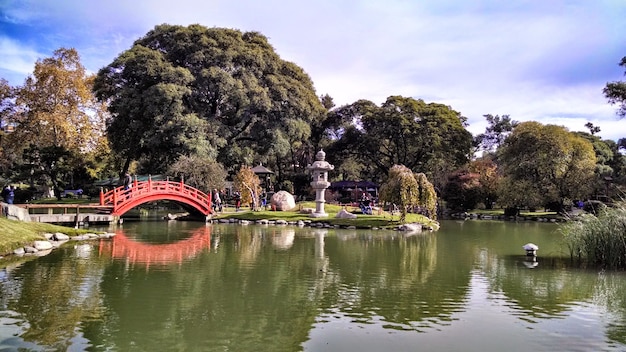 Jardim japonês de buenos aires sob o sol e céu nublado em buenos aires, argentina