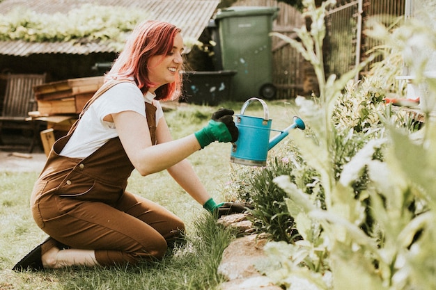 Jardineira feliz regando plantas