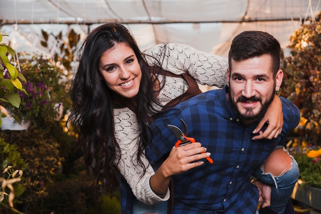 Foto grátis jardineiro alegre olhando câmera