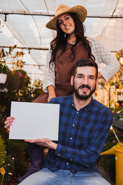 Jardineiro com folha de papel vazia