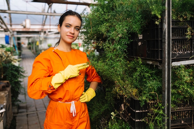 Jardineiro feminino fazendo gesto com a mão em estufa