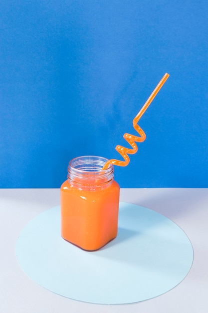 Foto grátis jarra com suco de laranja na mesa