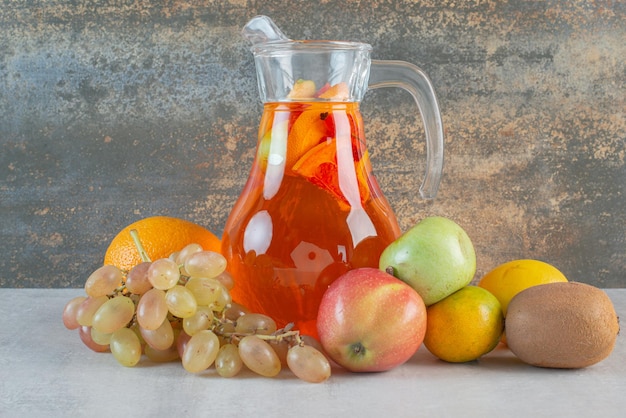 Jarra de suco com frutas em mármore