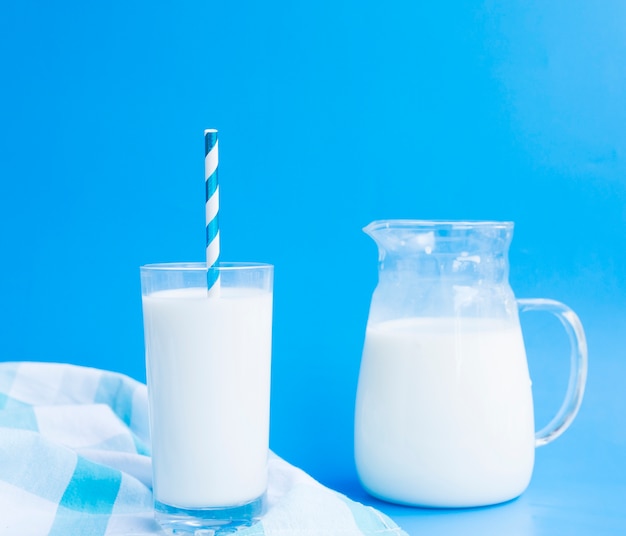 Jarra e copo de leite com um canudo