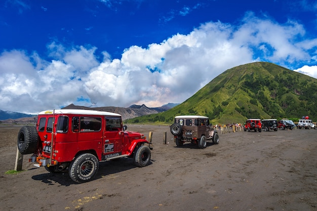 Java, Indonésia-Arpil 24,2017: Jipe 4x4 de turistas para aluguel turístico no Monte Bromo em Java Oriental, Indonésia