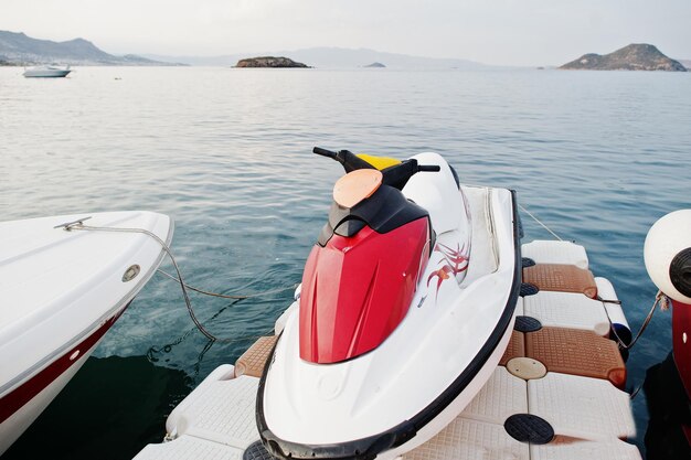 Jet ski vermelho e branco em um mar azul calmo de Bodrum Turquia