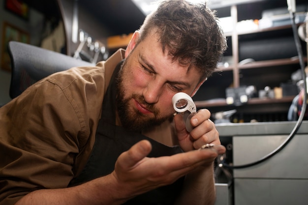 Foto grátis joalheiro de tiro médio fazendo joias