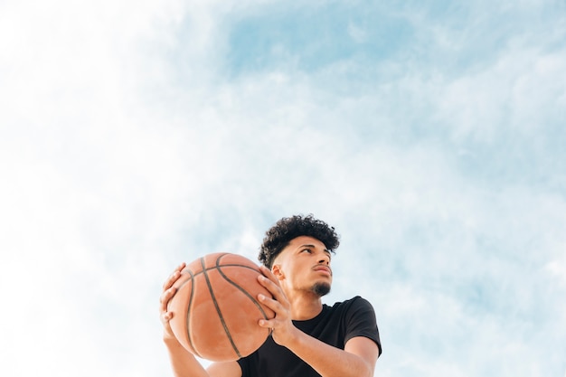 Jogador basquetebol, com, bola, olhando