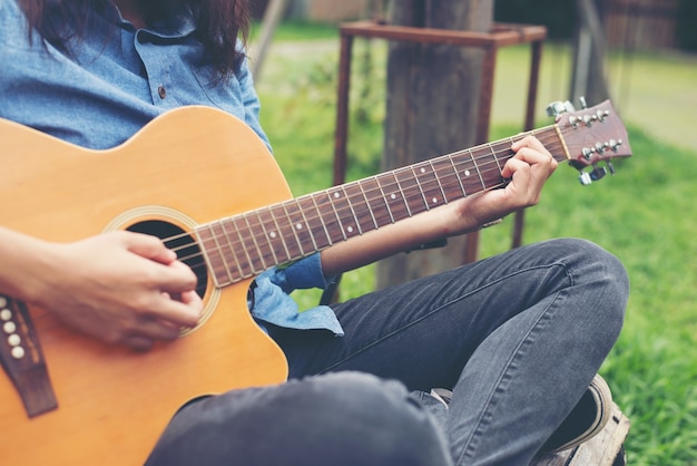 jogador casual a guitarra clássica de madeira