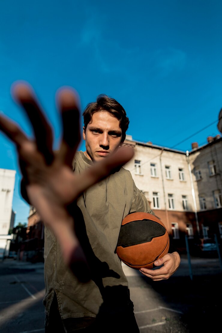 Foto grátis jogador de basquete, cobrindo a câmera com a mão