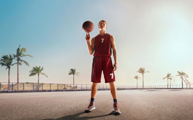 Jogador de basquete em ação no pôr do sol