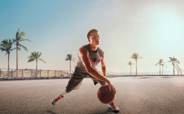 Jogador de basquete em ação no pôr do sol