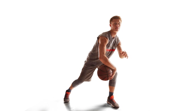 Foto grátis jogador de basquete em ação no pôr do sol