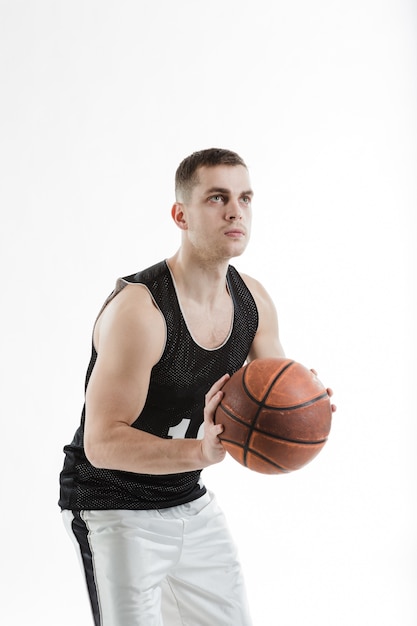 jogador de basquete profissional segurando a bola