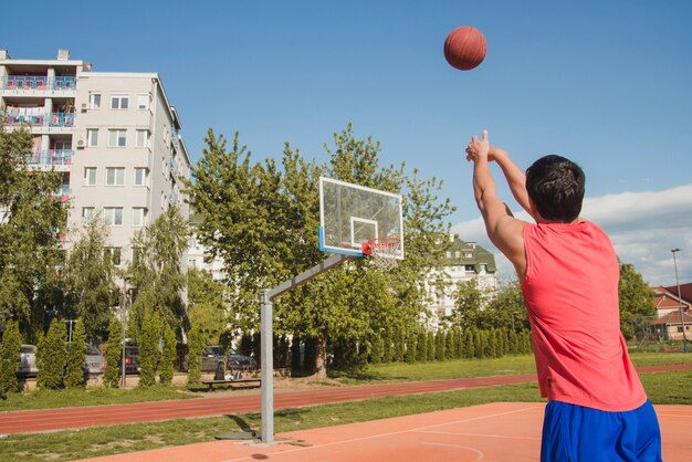 Jogador de basquete tentando distância lance