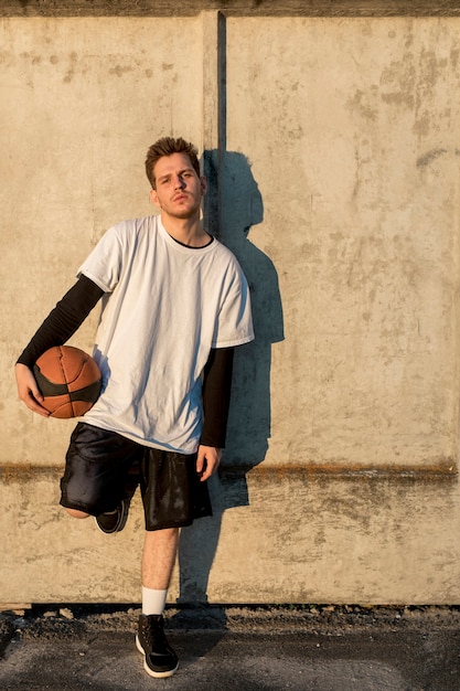Foto grátis jogador de basquete urbano de vista frontal