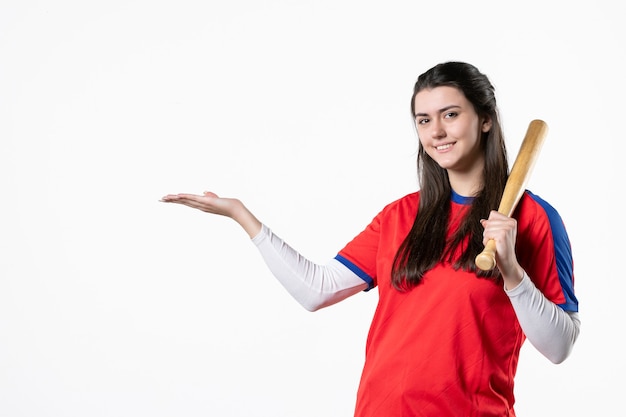 Jogador de beisebol feminino de vista frontal com taco e bola