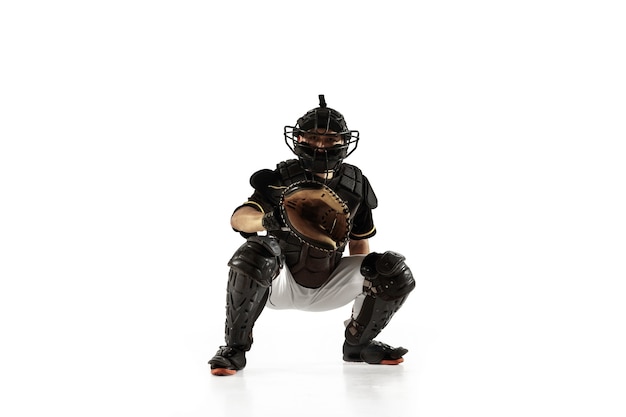 Jogador de beisebol, lançador de uniforme preto, praticando e treinando isolado em um fundo branco.