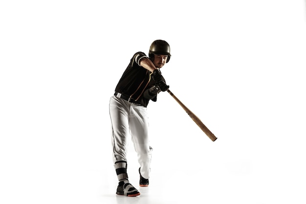 Jogador de beisebol, lançador de uniforme preto, praticando e treinando isolado em um fundo branco.