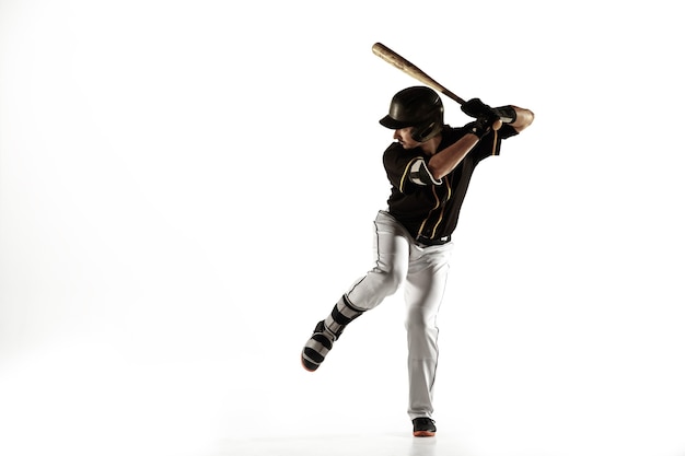 Jogador de beisebol, lançador de uniforme preto, praticando e treinando isolado em um fundo branco.