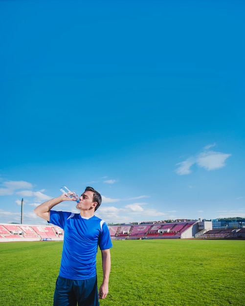 Jogador de futebol bebendo