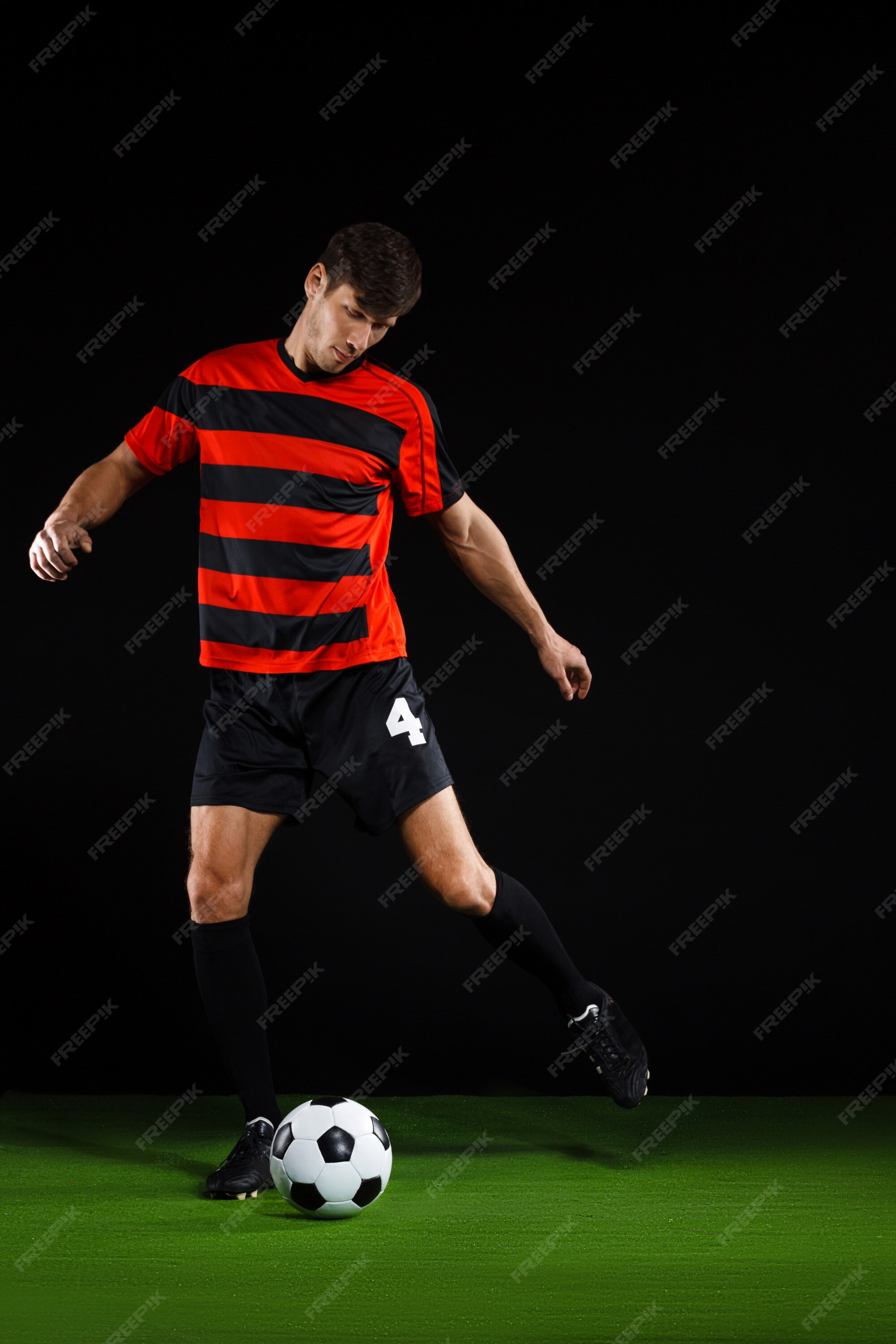 Página 4  Chutando Bolas Futebol Imagens – Download Grátis no Freepik