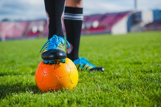 Jogador de futebol com pé na bola