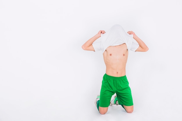 Foto grátis jogador de futebol comemorando com jersey acima da cabeça