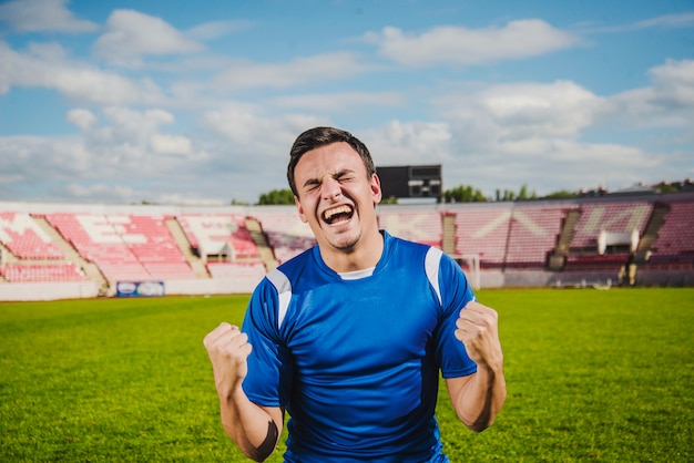 Foto grátis jogador de futebol comemorando uma vitória