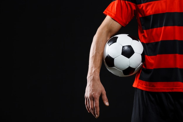 Jogador de futebol confiante com bola, jogar futebol