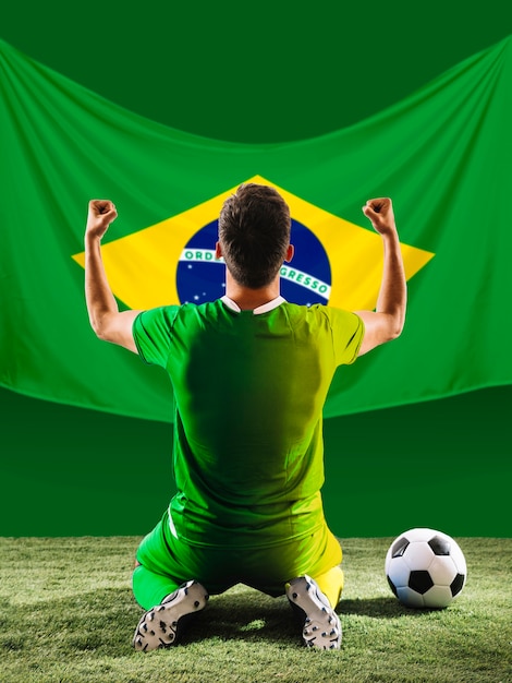 Jogador de futebol de tiro completo com bandeira brasileira
