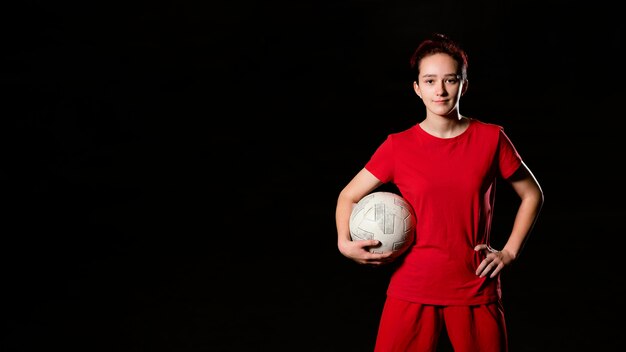 Jogador de futebol feminino com espaço para cópia da bola