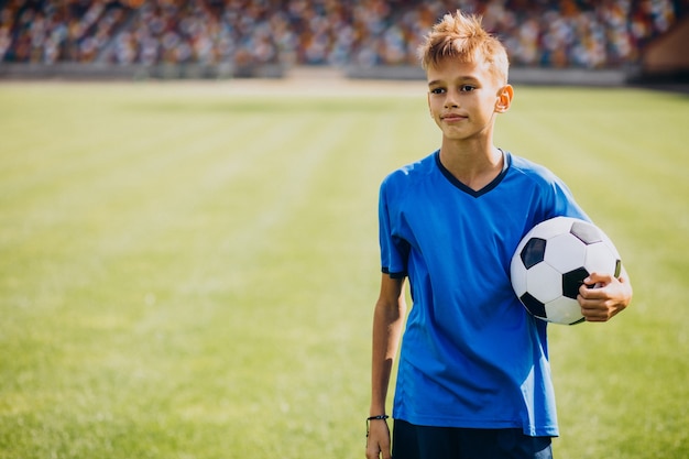 Jogador de futebol jogando no campo