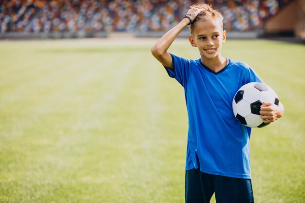 Jogador de futebol jogando no campo