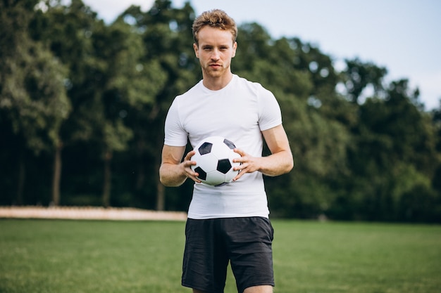 Foto grátis jogador de futebol jovem no campo de futebol