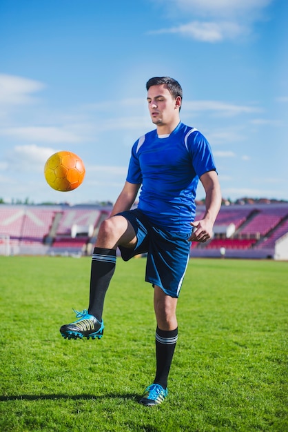 Jogador de futebol na arena