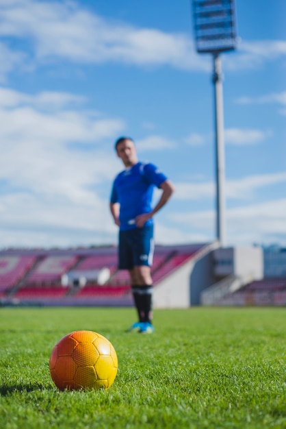 Jogador de futebol preparando um chute livre